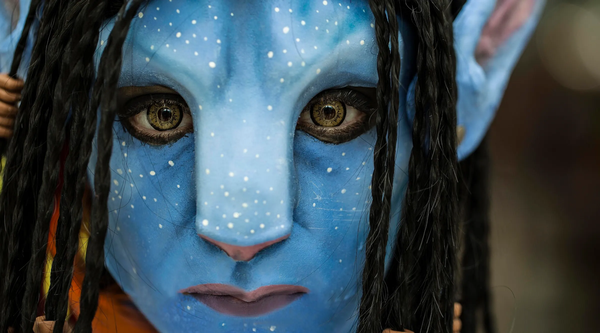 Neytiri in close-up, nose prosthetic and Na'vi body paint, cosplay by Ryuu Seika