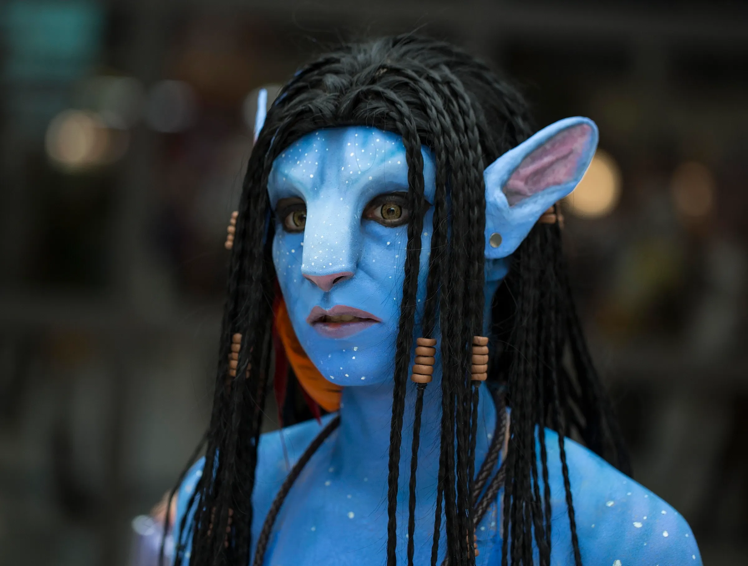 Neytiri in bust portrait, Na'vi body paint and nose prosthetic, cosplay by Ryuu Seika