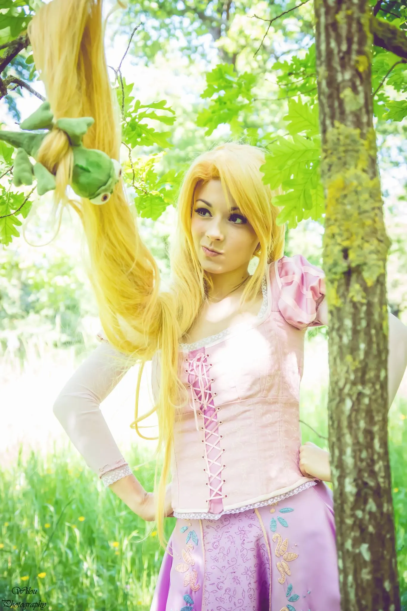 Rapunzel in close-up, hand-painted corset and long blonde hair, cosplay by Ryuu Seika