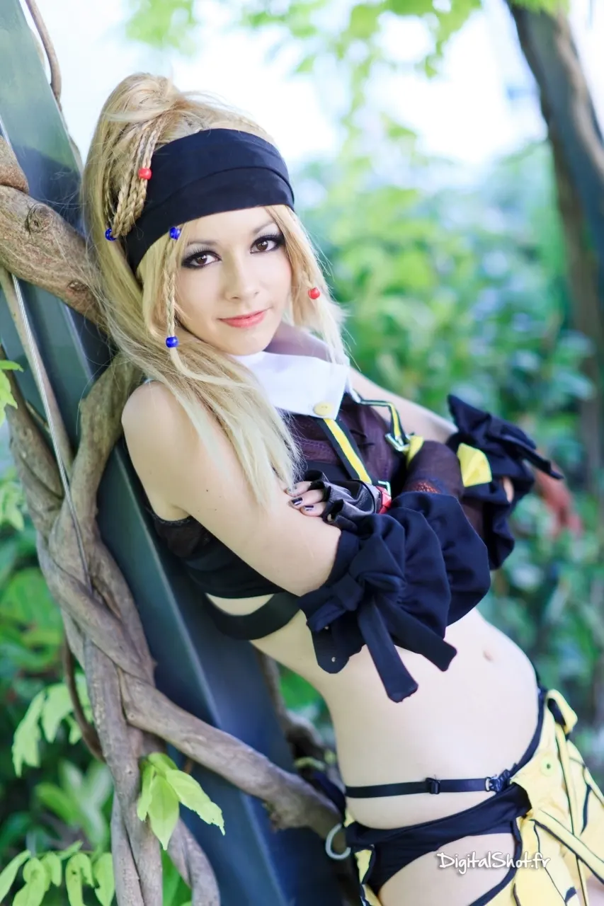 Rikku Ninja in the full costume leaning against a tree trunk among the foliage, cosplay by Ryuu Seika 2012