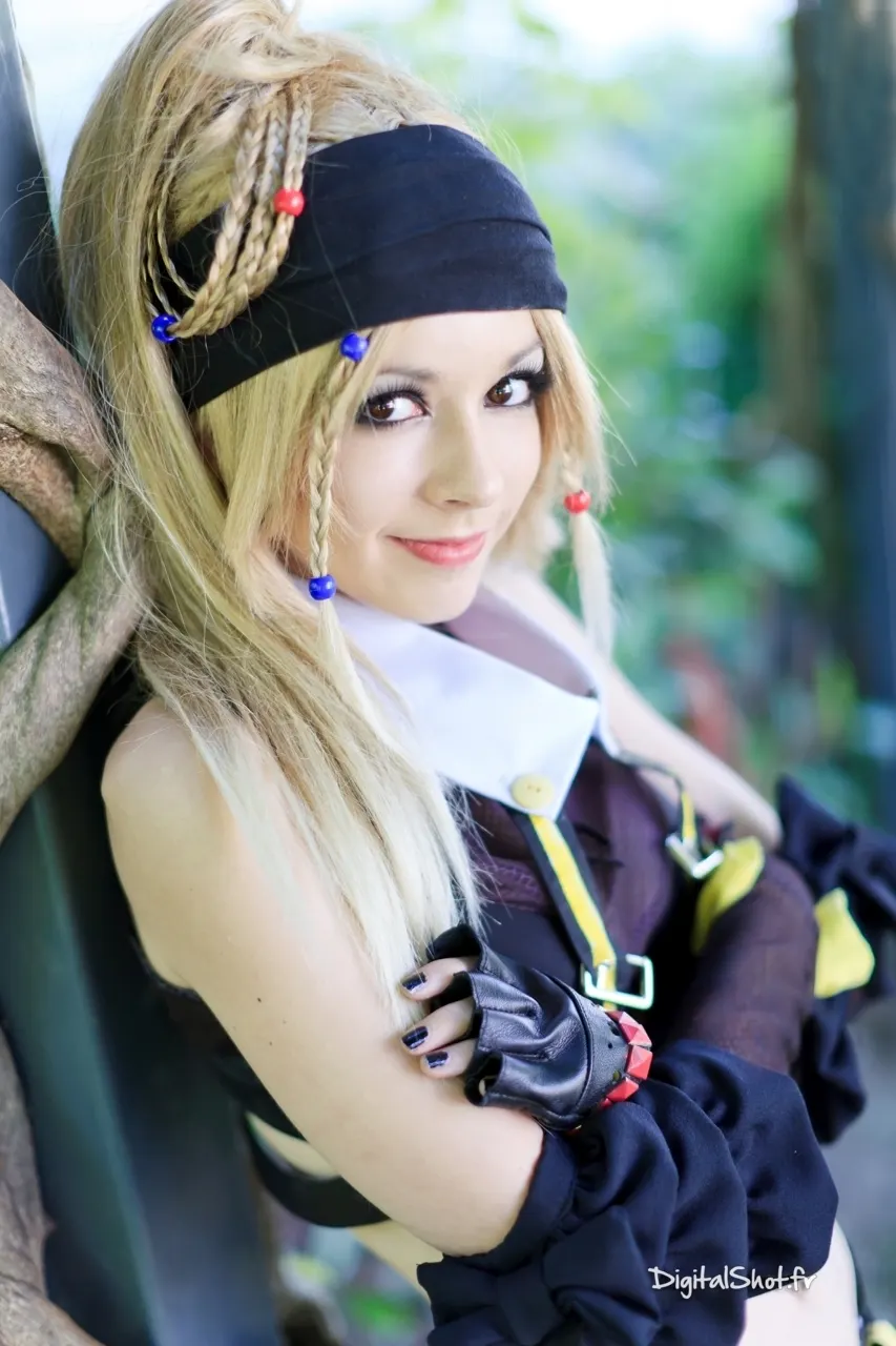 Rikku Ninja from Final Fantasy X-2, smiling portrait leaning against a tree, cosplay by Ryuu Seika 2012