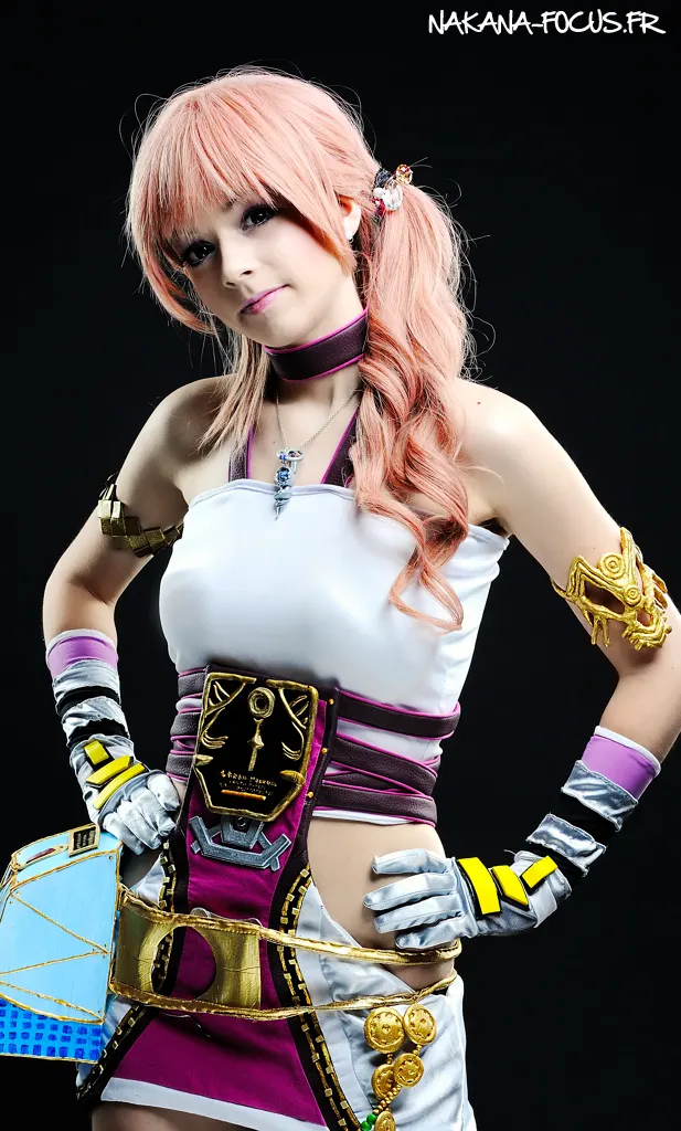Serah Farron full body with her bow-sword, Final Fantasy XIII-2 costume, Ryuu Seika cosplay