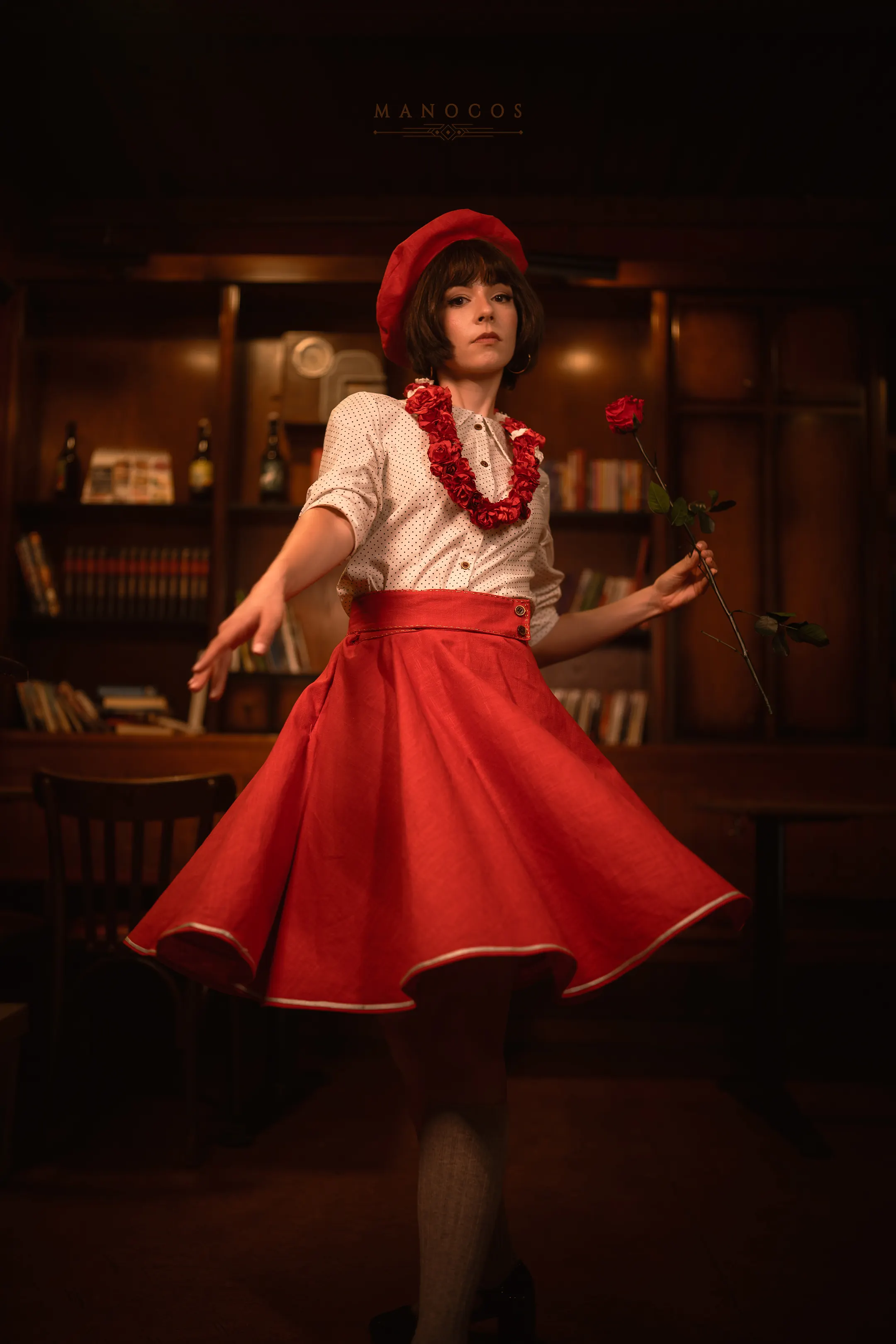 Sophie de Clair Obscur: Expédition 33, portrait rapproché avec béret rouge et collier de fleurs, cosplay Ryuu Seika