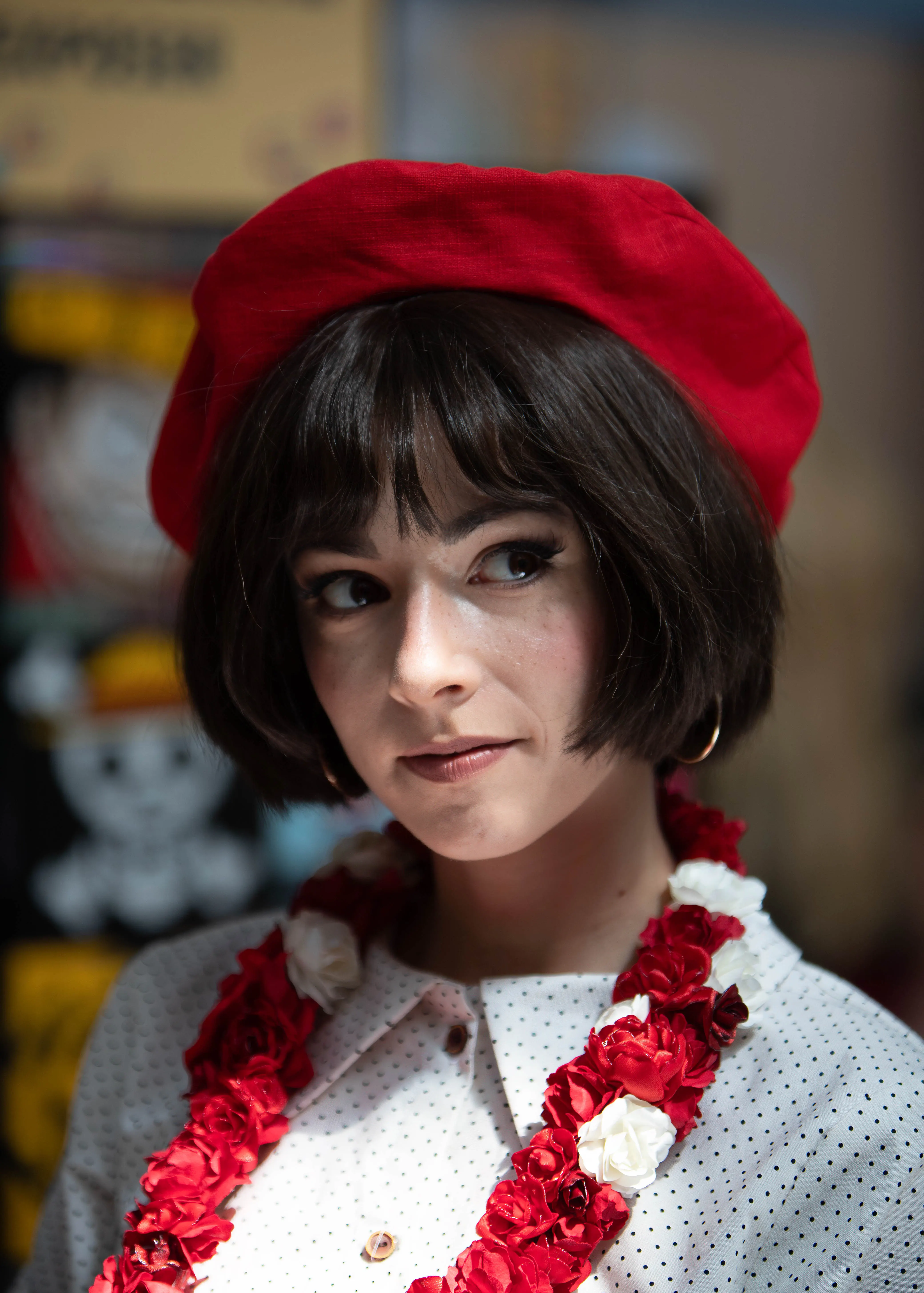 Sophie de Clair Obscur: Expédition 33, gros plan devant un fond de fête foraine, cosplay Ryuu Seika
