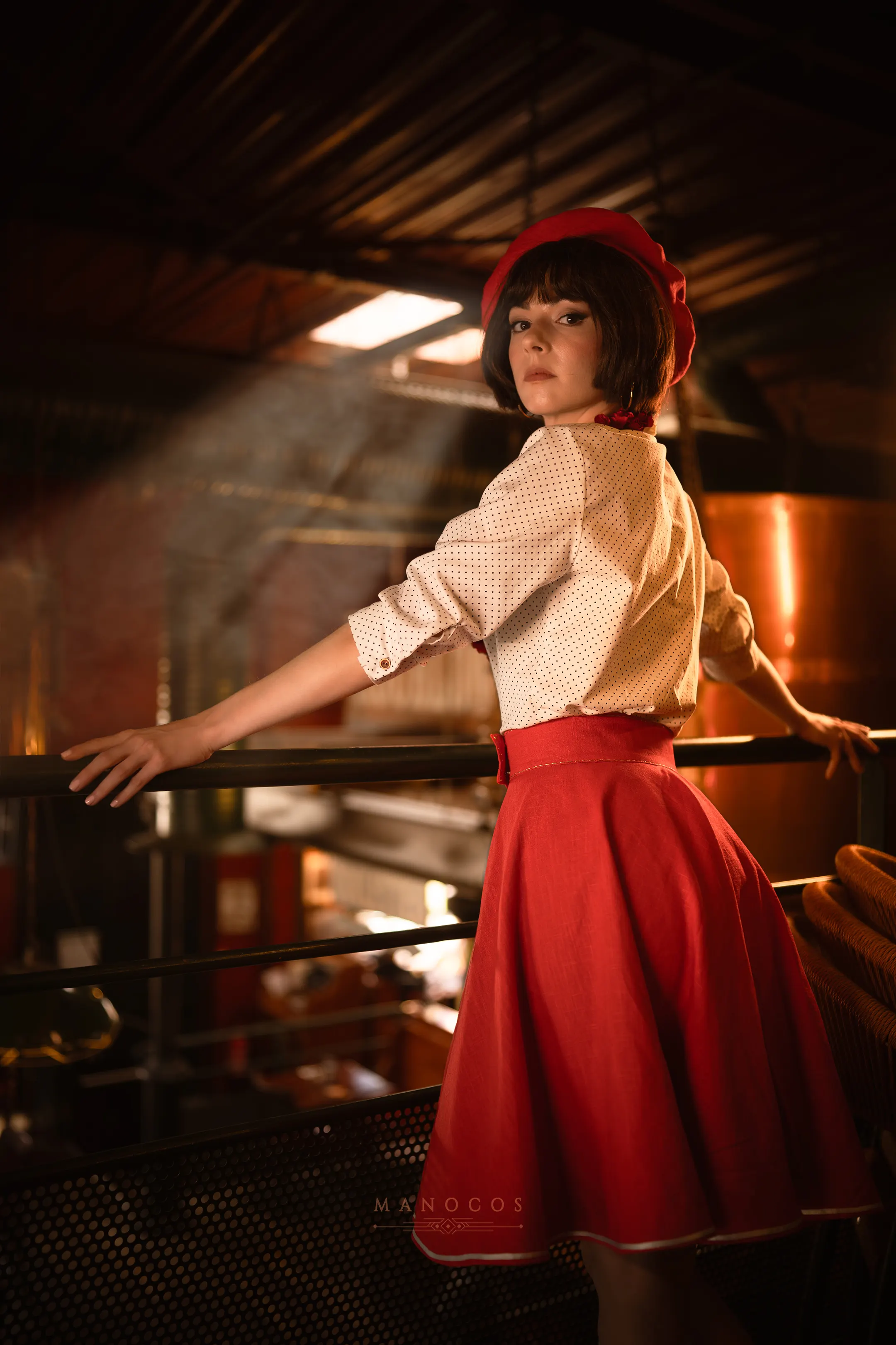 Sophie de Clair Obscur: Expédition 33, de dos accoudée à une rambarde dans un décor industriel, cosplay Ryuu Seika