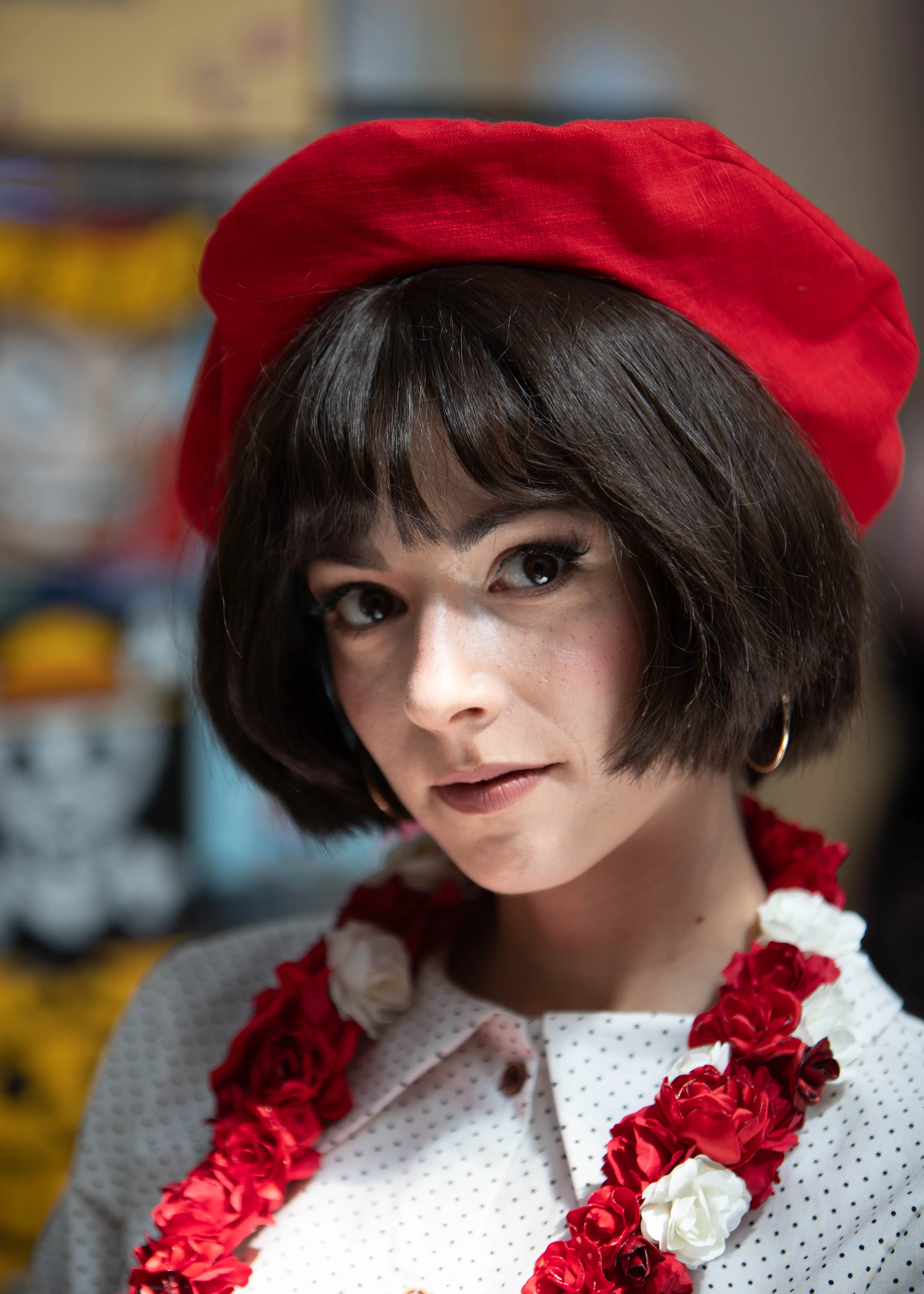 Sophie de Clair Obscur: Expédition 33, portrait de face devant un fond de fête foraine, cosplay Ryuu Seika