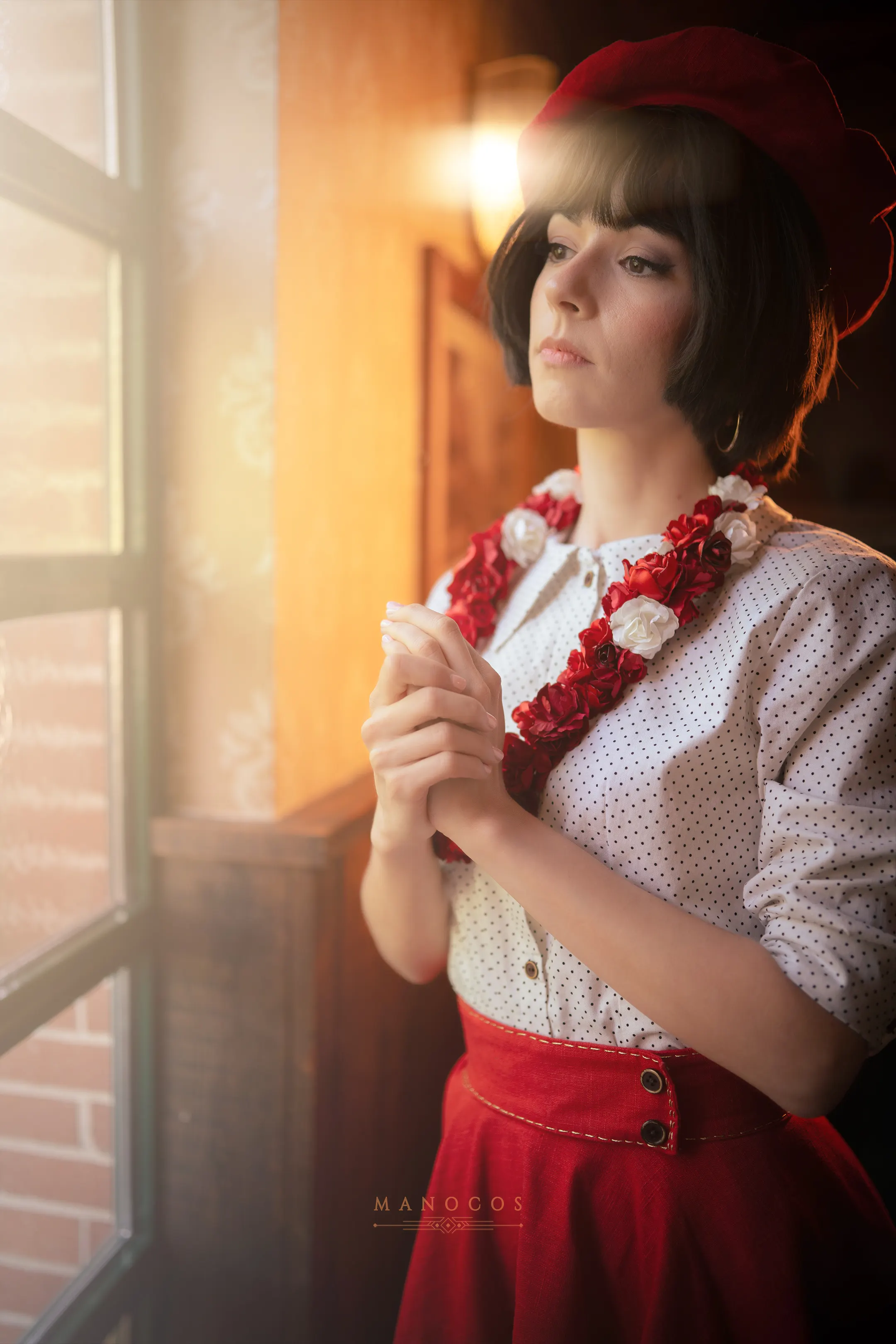Sophie de Clair Obscur: Expédition 33, mains jointes à contre-jour près d'une fenêtre, cosplay Ryuu Seika