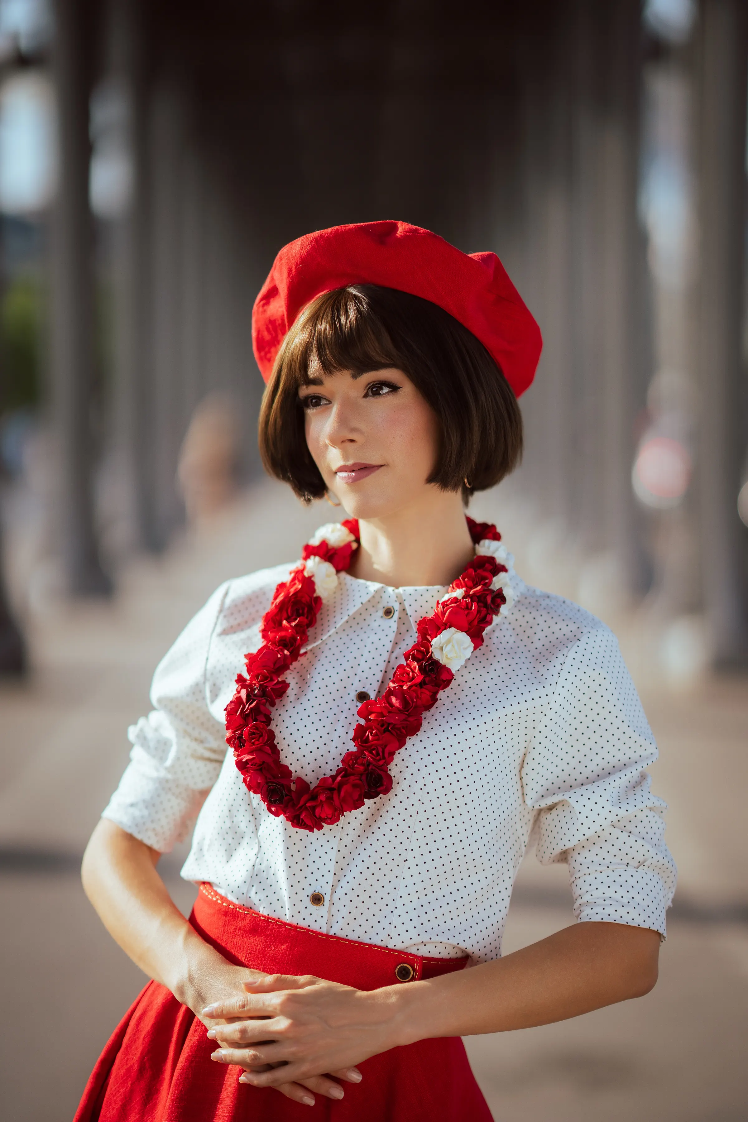 Sophie de Clair Obscur: Expédition 33, en buste sous une colonnade, collier de roses rouges et blanches, cosplay Ryuu Seika