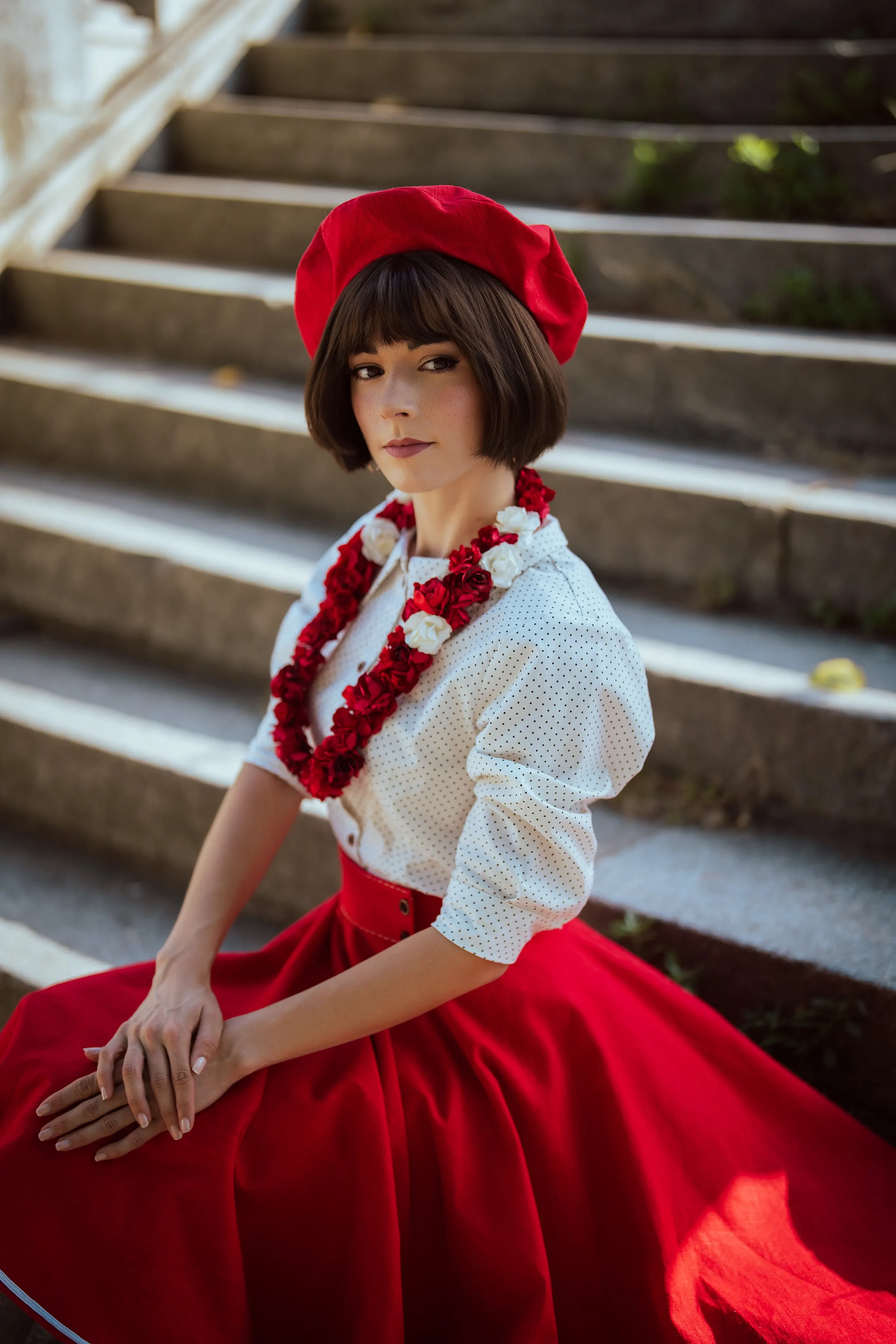 Sophie de Clair Obscur: Expédition 33, assise sur des marches en pierre, cosplay Ryuu Seika